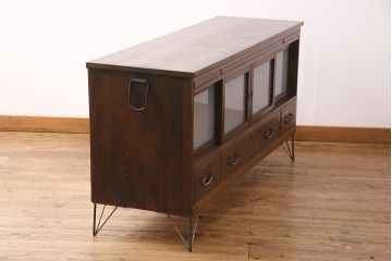 アンティークのサイドボードをリペア&カスタム!板戸をすりガラス入りガラス戸へ変更。戸内棚板等を撤去し、取り外し可能な棚板を新たに製作。鉄脚を取り付け。(リビングボード、収納棚)