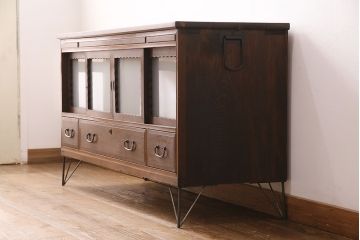 アンティークのサイドボードをリペア&カスタム!板戸をすりガラス入りガラス戸へ変更。戸内棚板等を撤去し、取り外し可能な棚板を新たに製作。鉄脚を取り付け。(リビングボード、収納棚)