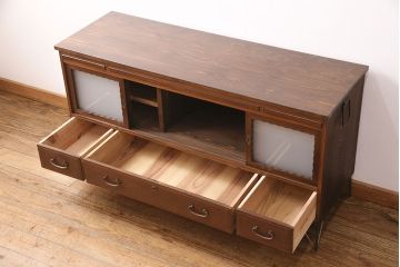 アンティークのサイドボードをリペア&カスタム!板戸をすりガラス入りガラス戸へ変更。戸内棚板等を撤去し、取り外し可能な棚板を新たに製作。鉄脚を取り付け。(リビングボード、収納棚)