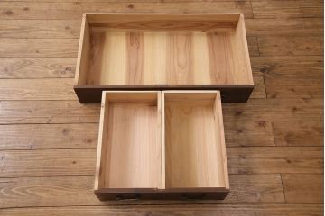 アンティークのサイドボードをリペア&カスタム!板戸をすりガラス入りガラス戸へ変更。戸内棚板等を撤去し、取り外し可能な棚板を新たに製作。鉄脚を取り付け。(リビングボード、収納棚)