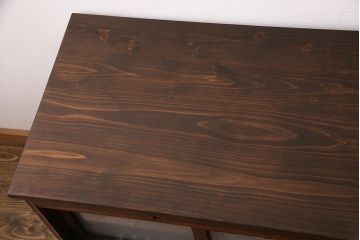 アンティークのサイドボードをリペア&カスタム!板戸をすりガラス入りガラス戸へ変更。戸内棚板等を撤去し、取り外し可能な棚板を新たに製作。鉄脚を取り付け。(リビングボード、収納棚)