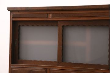 アンティークのサイドボードをリペア&カスタム!板戸をすりガラス入りガラス戸へ変更。戸内棚板等を撤去し、取り外し可能な棚板を新たに製作。鉄脚を取り付け。(リビングボード、収納棚)