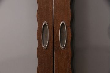 アンティークのサイドボードをリペア&カスタム!板戸をすりガラス入りガラス戸へ変更。戸内棚板等を撤去し、取り外し可能な棚板を新たに製作。鉄脚を取り付け。(リビングボード、収納棚)