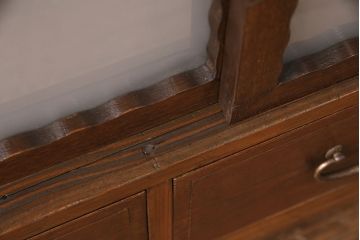 アンティークのサイドボードをリペア&カスタム!板戸をすりガラス入りガラス戸へ変更。戸内棚板等を撤去し、取り外し可能な棚板を新たに製作。鉄脚を取り付け。(リビングボード、収納棚)