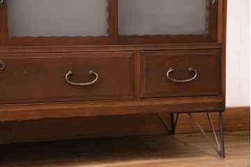 アンティークのサイドボードをリペア&カスタム!板戸をすりガラス入りガラス戸へ変更。戸内棚板等を撤去し、取り外し可能な棚板を新たに製作。鉄脚を取り付け。(リビングボード、収納棚)