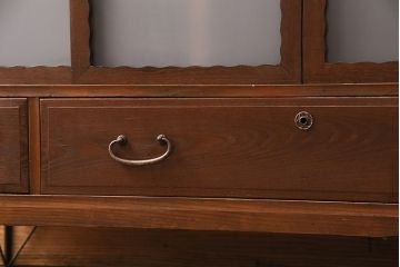 アンティークのサイドボードをリペア&カスタム!板戸をすりガラス入りガラス戸へ変更。戸内棚板等を撤去し、取り外し可能な棚板を新たに製作。鉄脚を取り付け。(リビングボード、収納棚)