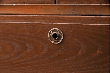 アンティークのサイドボードをリペア&カスタム!板戸をすりガラス入りガラス戸へ変更。戸内棚板等を撤去し、取り外し可能な棚板を新たに製作。鉄脚を取り付け。(リビングボード、収納棚)