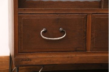 アンティークのサイドボードをリペア&カスタム!板戸をすりガラス入りガラス戸へ変更。戸内棚板等を撤去し、取り外し可能な棚板を新たに製作。鉄脚を取り付け。(リビングボード、収納棚)