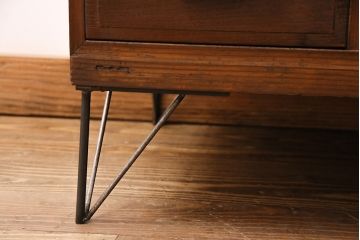 アンティークのサイドボードをリペア&カスタム!板戸をすりガラス入りガラス戸へ変更。戸内棚板等を撤去し、取り外し可能な棚板を新たに製作。鉄脚を取り付け。(リビングボード、収納棚)