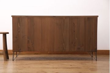 アンティークのサイドボードをリペア&カスタム!板戸をすりガラス入りガラス戸へ変更。戸内棚板等を撤去し、取り外し可能な棚板を新たに製作。鉄脚を取り付け。(リビングボード、収納棚)