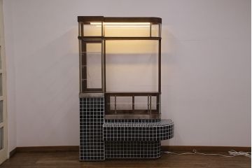 煙草屋さんのガラスケースをリペア&カスタム!タイル張りのカウンター付き土台を新たに製作。ガラスはアクリル板へ差し替え。上部に照明を取り付け。(ショーケース、陳列棚、たばこ屋、タバコ屋)