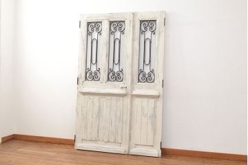 フランスアンティークの親子ドアをリペア&カスタム!ガラスをアクリル板へ差し替え。本体はアンティークホワイトのペイント、アイアン部には黒の着色をし仕上げ。(木製ドア、扉、建具)