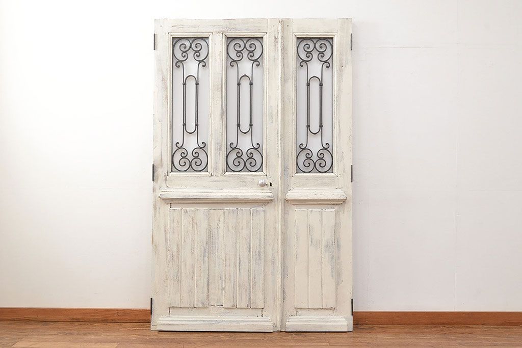 フランスアンティークの親子ドアをリペア&カスタム!ガラスをアクリル板へ差し替え。本体はアンティークホワイトのペイント、アイアン部には黒の着色をし仕上げ。(木製ドア、扉、建具)