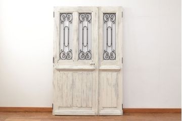 フランスアンティークの親子ドアをリペア&カスタム!ガラスをアクリル板へ差し替え。本体はアンティークホワイトのペイント、アイアン部には黒の着色をし仕上げ。(木製ドア、扉、建具)