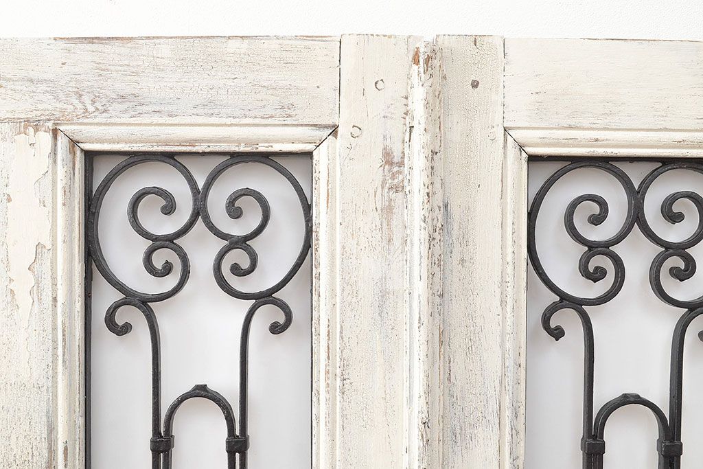 フランスアンティークの親子ドアをリペア&カスタム!ガラスをアクリル板へ差し替え。本体はアンティークホワイトのペイント、アイアン部には黒の着色をし仕上げ。(木製ドア、扉、建具)