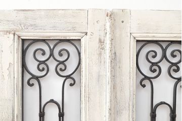 フランスアンティークの親子ドアをリペア&カスタム!ガラスをアクリル板へ差し替え。本体はアンティークホワイトのペイント、アイアン部には黒の着色をし仕上げ。(木製ドア、扉、建具)