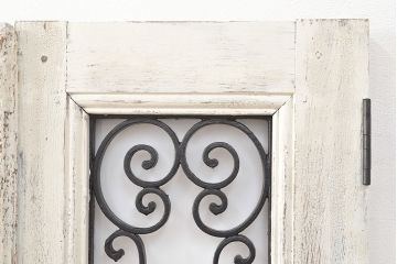 フランスアンティークの親子ドアをリペア&カスタム!ガラスをアクリル板へ差し替え。本体はアンティークホワイトのペイント、アイアン部には黒の着色をし仕上げ。(木製ドア、扉、建具)