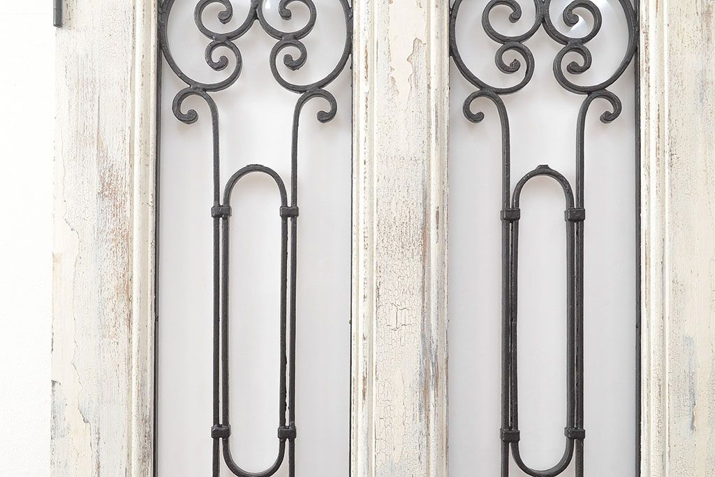 フランスアンティークの親子ドアをリペア&カスタム!ガラスをアクリル板へ差し替え。本体はアンティークホワイトのペイント、アイアン部には黒の着色をし仕上げ。(木製ドア、扉、建具)