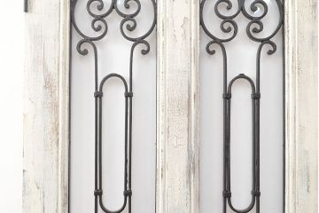 フランスアンティークの親子ドアをリペア&カスタム!ガラスをアクリル板へ差し替え。本体はアンティークホワイトのペイント、アイアン部には黒の着色をし仕上げ。(木製ドア、扉、建具)