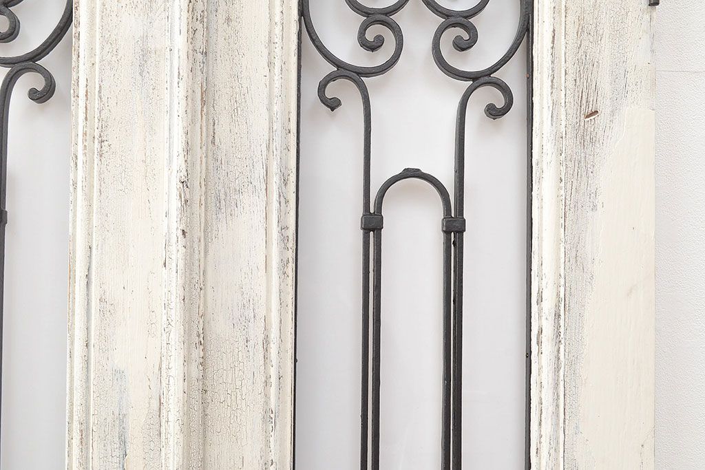 フランスアンティークの親子ドアをリペア&カスタム!ガラスをアクリル板へ差し替え。本体はアンティークホワイトのペイント、アイアン部には黒の着色をし仕上げ。(木製ドア、扉、建具)