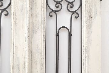 フランスアンティークの親子ドアをリペア&カスタム!ガラスをアクリル板へ差し替え。本体はアンティークホワイトのペイント、アイアン部には黒の着色をし仕上げ。(木製ドア、扉、建具)