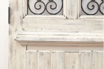 フランスアンティークの親子ドアをリペア&カスタム!ガラスをアクリル板へ差し替え。本体はアンティークホワイトのペイント、アイアン部には黒の着色をし仕上げ。(木製ドア、扉、建具)