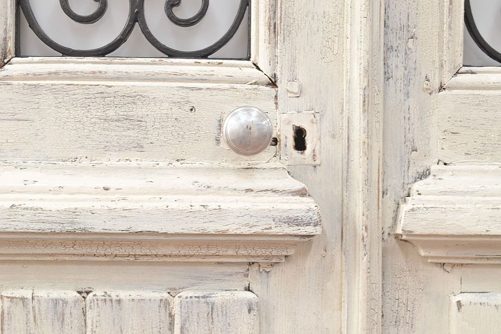 フランスアンティークの親子ドアをリペア&カスタム!ガラスをアクリル板へ差し替え。本体はアンティークホワイトのペイント、アイアン部には黒の着色をし仕上げ。(木製ドア、扉、建具)