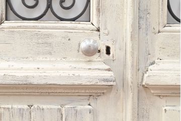 フランスアンティークの親子ドアをリペア&カスタム!ガラスをアクリル板へ差し替え。本体はアンティークホワイトのペイント、アイアン部には黒の着色をし仕上げ。(木製ドア、扉、建具)