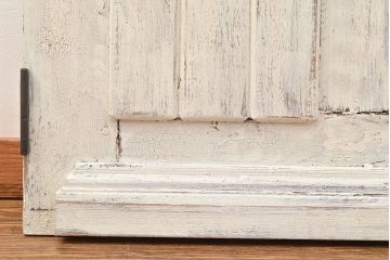 フランスアンティークの親子ドアをリペア&カスタム!ガラスをアクリル板へ差し替え。本体はアンティークホワイトのペイント、アイアン部には黒の着色をし仕上げ。(木製ドア、扉、建具)