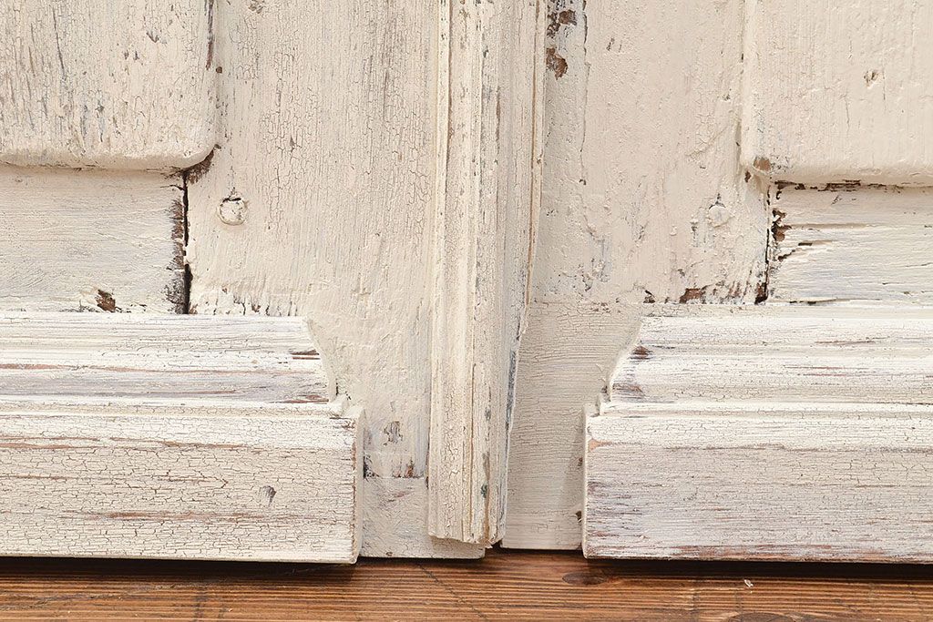 フランスアンティークの親子ドアをリペア&カスタム!ガラスをアクリル板へ差し替え。本体はアンティークホワイトのペイント、アイアン部には黒の着色をし仕上げ。(木製ドア、扉、建具)