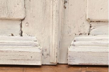 フランスアンティークの親子ドアをリペア&カスタム!ガラスをアクリル板へ差し替え。本体はアンティークホワイトのペイント、アイアン部には黒の着色をし仕上げ。(木製ドア、扉、建具)