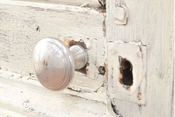 フランスアンティークの親子ドアをリペア&カスタム!ガラスをアクリル板へ差し替え。本体はアンティークホワイトのペイント、アイアン部には黒の着色をし仕上げ。(木製ドア、扉、建具)