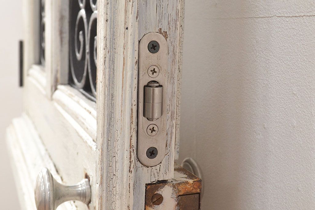 フランスアンティークの親子ドアをリペア&カスタム!ガラスをアクリル板へ差し替え。本体はアンティークホワイトのペイント、アイアン部には黒の着色をし仕上げ。(木製ドア、扉、建具)