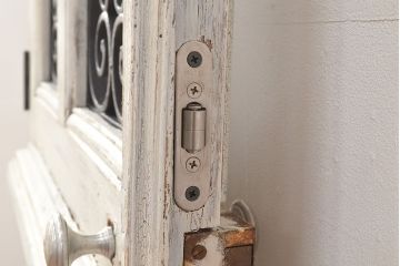 フランスアンティークの親子ドアをリペア&カスタム!ガラスをアクリル板へ差し替え。本体はアンティークホワイトのペイント、アイアン部には黒の着色をし仕上げ。(木製ドア、扉、建具)