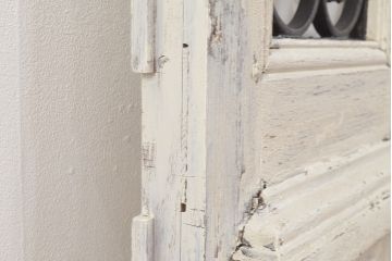 フランスアンティークの親子ドアをリペア&カスタム!ガラスをアクリル板へ差し替え。本体はアンティークホワイトのペイント、アイアン部には黒の着色をし仕上げ。(木製ドア、扉、建具)