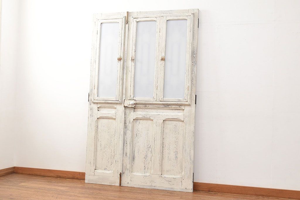 フランスアンティークの親子ドアをリペア&カスタム!ガラスをアクリル板へ差し替え。本体はアンティークホワイトのペイント、アイアン部には黒の着色をし仕上げ。(木製ドア、扉、建具)