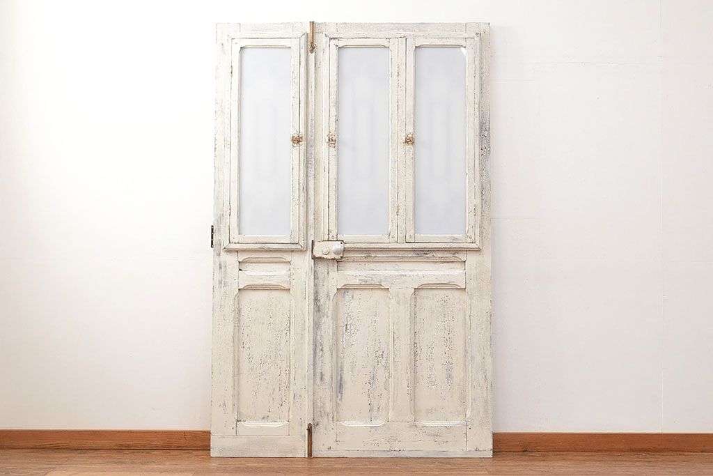 フランスアンティークの親子ドアをリペア&カスタム!ガラスをアクリル板へ差し替え。本体はアンティークホワイトのペイント、アイアン部には黒の着色をし仕上げ。(木製ドア、扉、建具)