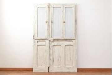 フランスアンティークの親子ドアをリペア&カスタム!ガラスをアクリル板へ差し替え。本体はアンティークホワイトのペイント、アイアン部には黒の着色をし仕上げ。(木製ドア、扉、建具)