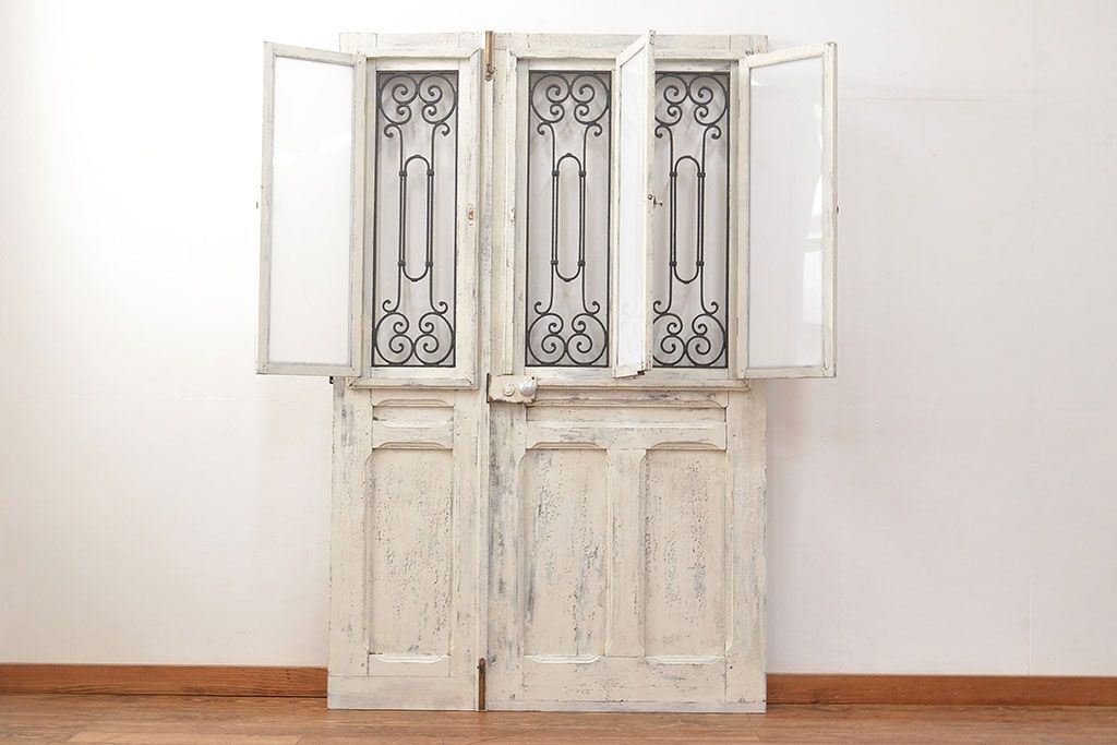 フランスアンティークの親子ドアをリペア&カスタム!ガラスをアクリル板へ差し替え。本体はアンティークホワイトのペイント、アイアン部には黒の着色をし仕上げ。(木製ドア、扉、建具)