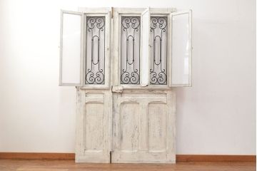 フランスアンティークの親子ドアをリペア&カスタム!ガラスをアクリル板へ差し替え。本体はアンティークホワイトのペイント、アイアン部には黒の着色をし仕上げ。(木製ドア、扉、建具)