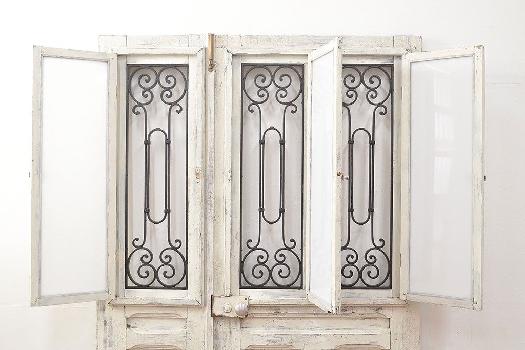フランスアンティークの親子ドアをリペア&カスタム!ガラスをアクリル板へ差し替え。本体はアンティークホワイトのペイント、アイアン部には黒の着色をし仕上げ。(木製ドア、扉、建具)