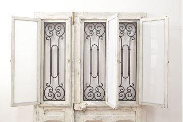 フランスアンティークの親子ドアをリペア&カスタム!ガラスをアクリル板へ差し替え。本体はアンティークホワイトのペイント、アイアン部には黒の着色をし仕上げ。(木製ドア、扉、建具)