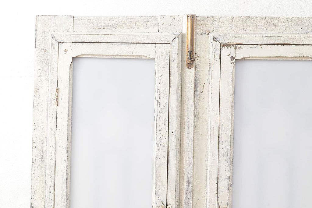 フランスアンティークの親子ドアをリペア&カスタム!ガラスをアクリル板へ差し替え。本体はアンティークホワイトのペイント、アイアン部には黒の着色をし仕上げ。(木製ドア、扉、建具)