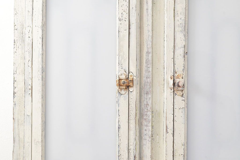 フランスアンティークの親子ドアをリペア&カスタム!ガラスをアクリル板へ差し替え。本体はアンティークホワイトのペイント、アイアン部には黒の着色をし仕上げ。(木製ドア、扉、建具)