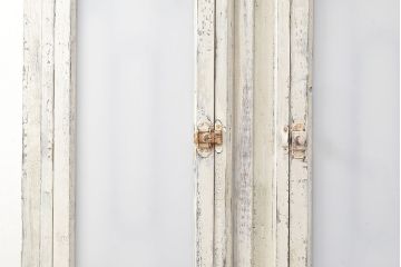 フランスアンティークの親子ドアをリペア&カスタム!ガラスをアクリル板へ差し替え。本体はアンティークホワイトのペイント、アイアン部には黒の着色をし仕上げ。(木製ドア、扉、建具)