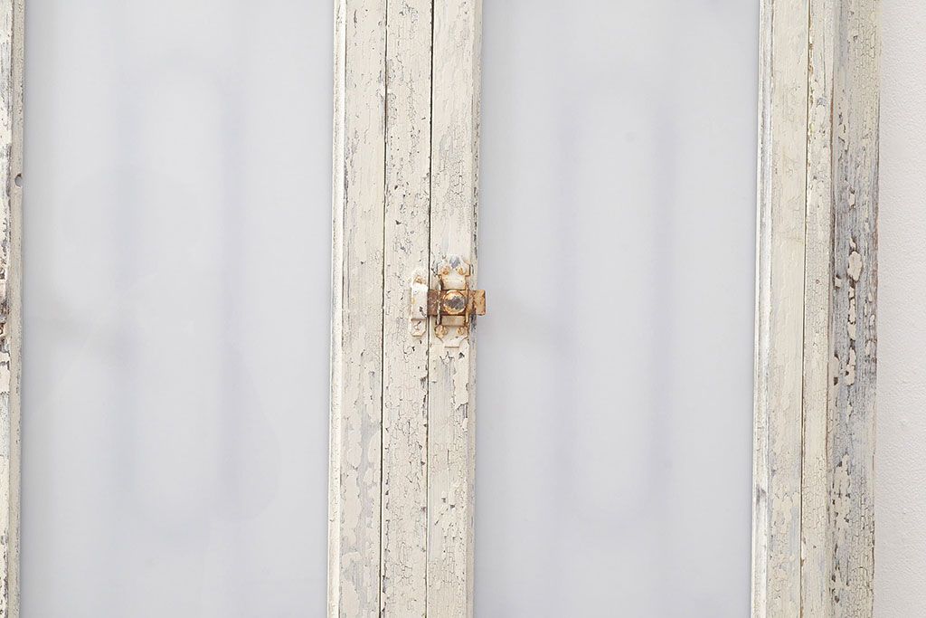 フランスアンティークの親子ドアをリペア&カスタム!ガラスをアクリル板へ差し替え。本体はアンティークホワイトのペイント、アイアン部には黒の着色をし仕上げ。(木製ドア、扉、建具)