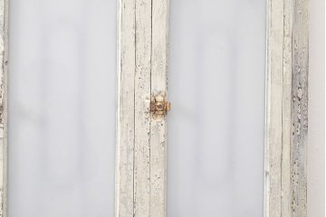 フランスアンティークの親子ドアをリペア&カスタム!ガラスをアクリル板へ差し替え。本体はアンティークホワイトのペイント、アイアン部には黒の着色をし仕上げ。(木製ドア、扉、建具)