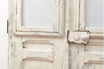 フランスアンティークの親子ドアをリペア&カスタム!ガラスをアクリル板へ差し替え。本体はアンティークホワイトのペイント、アイアン部には黒の着色をし仕上げ。(木製ドア、扉、建具)