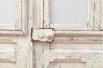 フランスアンティークの親子ドアをリペア&カスタム!ガラスをアクリル板へ差し替え。本体はアンティークホワイトのペイント、アイアン部には黒の着色をし仕上げ。(木製ドア、扉、建具)