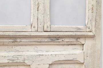 フランスアンティークの親子ドアをリペア&カスタム!ガラスをアクリル板へ差し替え。本体はアンティークホワイトのペイント、アイアン部には黒の着色をし仕上げ。(木製ドア、扉、建具)